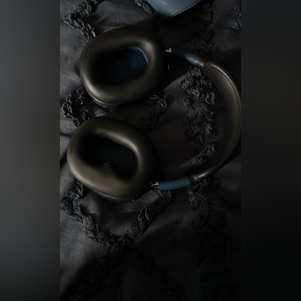 AirPod Maxes in Blue - Picture 3 of 4